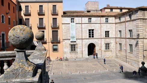 Girona.- Casa Pastors, S. XVII edificada sobre les muralles romanes com testimonia la Sala dels Magistrats dins una torre fortificada del S. XIV (5/2014)