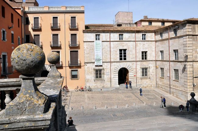 Girona.- Casa Pastors, S. XVII edificada sobre les muralles romanes com testimonia la Sala dels Magistrats dins una torre fortificada del S. XIV (5/2014)