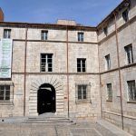 Girona.- Casa Pastors, S. XVII edificada sobre les muralles romanes com testimonia la Sala dels Magistrats dins una torre fortificada del S. XIV (5/2014)