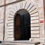 Girona.- Casa Pastors, S. XVII edificada sobre les muralles romanes. Porta principal d'arc de mig punt amb un encoixinat de pedra (5/2014)
