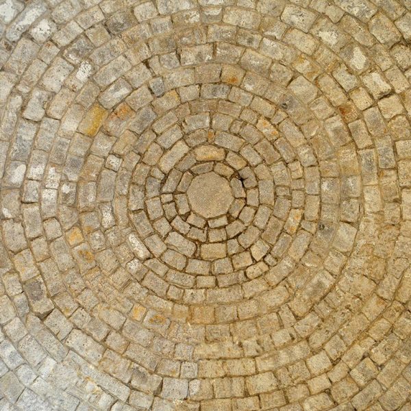 Girona.- Casa Pastors, S. XVII edificada sobre les muralles romanes com testimonia la Sala dels Magistrats dins una torre fortificada del S. XIV (5/2014)