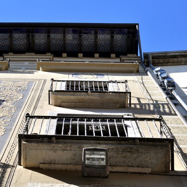 Girona.- Casa Barceló, S. XX d'estil noucentista. Ràfec de la teulada decorat amb llosanes de ceràmica (2/2014)