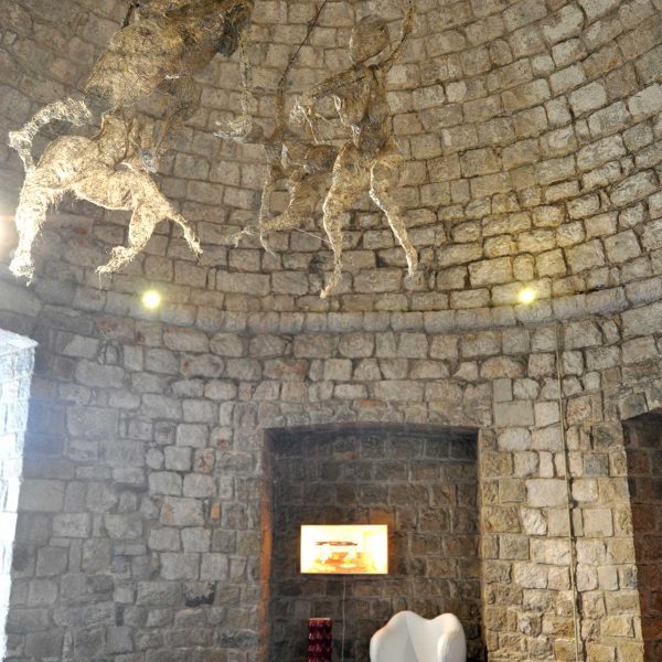 Girona.- Casa Pastors, S. XVII edificada sobre les muralles romanes com testimonia la Sala dels Magistrats dins una torre fortificada del S. XIV (5/2014)