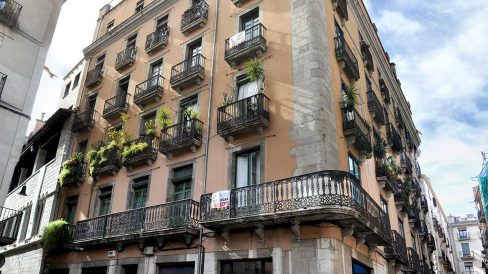 Girona.- Casa Pol, d'estil neoclàssic/romàntic del S,. XIX. Consta de planta baixa i quatre pisos, l'últim afegit posteriorment (2/2014)