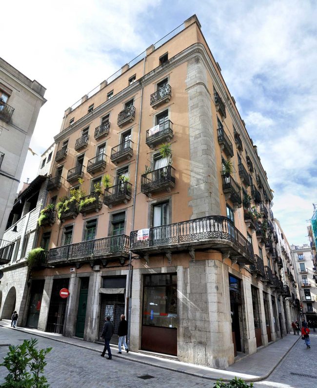 Girona.- Casa Pol, d'estil neoclàssic/romàntic del S,. XIX. Consta de planta baixa i quatre pisos, l'últim afegit posteriorment (2/2014)