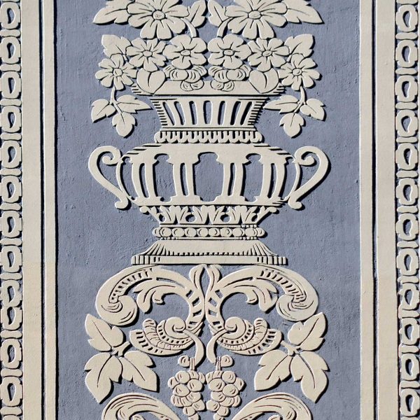 Girona.- Casa Barceló, S. XX d'estil noucentista. Vista d'un dels esgrafiats decorat amb cistelles, gerros i flors (2/2014)