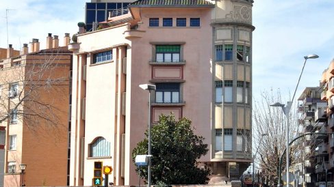 Girona.- Casa de la Punxa d'estil noucentista del S. XX de Rafael Masó. El nom prové de la torre de la teulada de ceràmica vidriada (2/2014)