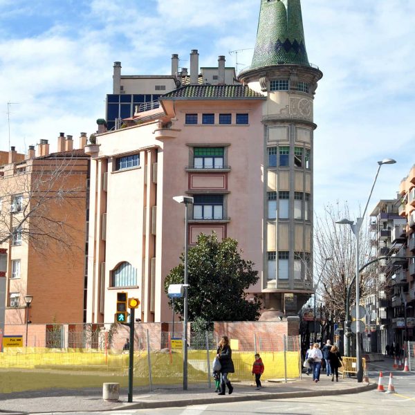 Girona.- Casa de la Punxa d'estil noucentista del S. XX de Rafael Masó. El nom prové de la torre de la teulada de ceràmica vidriada (2/2014)