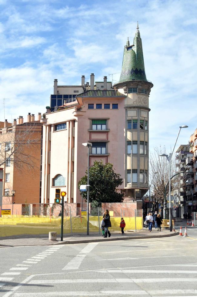 Girona.- Casa de la Punxa d'estil noucentista del S. XX de Rafael Masó. El nom prové de la torre de la teulada de ceràmica vidriada (2/2014)