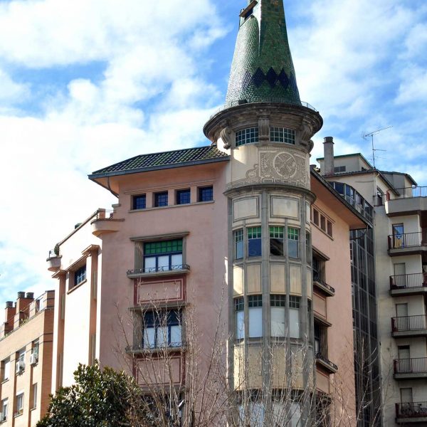 Girona.- Casa de la Punxa d'estil noucentista del S. XX de Rafael Masó. El nom prové de la torre de la teulada de ceràmica vidriada (2/2014)