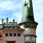 Girona.- Casa de la Punxa d'estil noucentista del S. XX de Rafael Masó. El nom prové de la torre de la teulada de ceràmica vidriada (2/2014)
