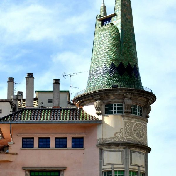 Girona.- Casa de la Punxa d'estil noucentista del S. XX de Rafael Masó. El nom prové de la torre de la teulada de ceràmica vidriada (2/2014)