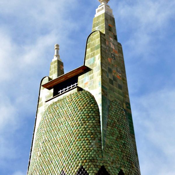 Girona.- Casa de la Punxa d'estil noucentista del S. XX de Rafael Masó. El nom prové de la torre de la teulada de ceràmica vidriada (2/2014)