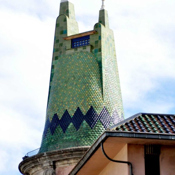 Girona.- Casa de la Punxa d'estil noucentista del S. XX de Rafael Masó. El nom prové de la torre de la teulada de ceràmica vidriada (2/2014)
