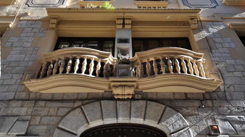 Girona.- Casa Ribas-Creuhet, noucentista del S. XX de planta baixa i quatre pisos. La porta es encoixinada i a sobre té dos balcons corbats (11/2013)