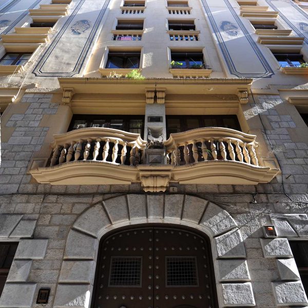 Girona.- Casa Ribas-Creuhet, noucentista del S. XX de planta baixa i quatre pisos. La porta es encoixinada i a sobre té dos balcons corbats (11/2013)