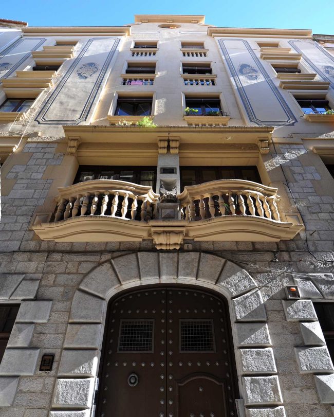 Girona.- Casa Ribas-Creuhet, noucentista del S. XX de planta baixa i quatre pisos. La porta es encoixinada i a sobre té dos balcons corbats (11/2013)