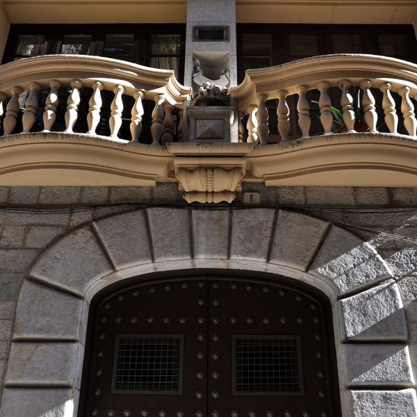 Girona.- Casa Ribas-Creuhet, noucentista del S. XX de planta baixa i quatre pisos. La porta es encoixinada i a sobre té dos balcons corbats (11/2013)