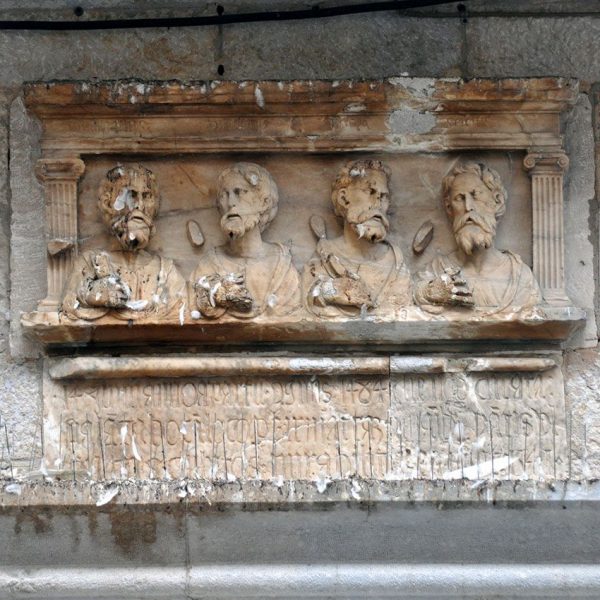 Girona.- Casa Barceló, S. XX d'estil noucentista. Relleu dels quatre germans màrtirs martiritzats per Diocleciano en el S. III (12/2013)