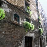 Girona.- Casa Sant Llorenç S. XIII a XVIII es la residència de les Germanes Maria Gay. A la façana hi ha una fornícula amb la imatge de S. Llorenç (2/2014)
