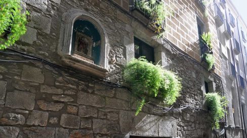 Girona.- Casa Sant Llorenç S. XIII a XVIII es la residència de les Germanes Maria Gay. A la façana hi ha una fornícula amb la imatge de S. Llorenç (2/2014)