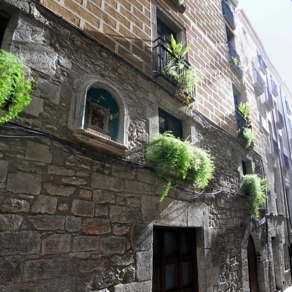 Girona.- Casa Sant Llorenç S. XIII a XVIII es la residència de les Germanes Maria Gay. A la façana hi ha una fornícula amb la imatge de S. Llorenç (2/2014)