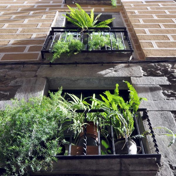 Girona.- Casa Sant Llorenç S. XIII a XVIII es la residència de les Germanes Maria Gay. Té quatre pisos amb la façana arrebossada (2/2014)