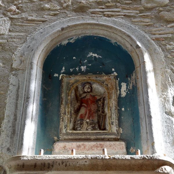 Girona.- Casa Sant Llorenç S. XIII a XVIII. Fornícula amb la imatge de Sant Llorenç sota la creença que el Sant hi va passar uns dies (2/2014)