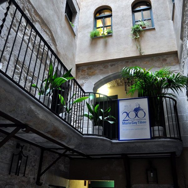 Girona.- Casa Sant Llorenç S. XIII a XVIII es la residència de les Germanes Maria Gay. Interior del pati amb una escala de pedra (2/2014)