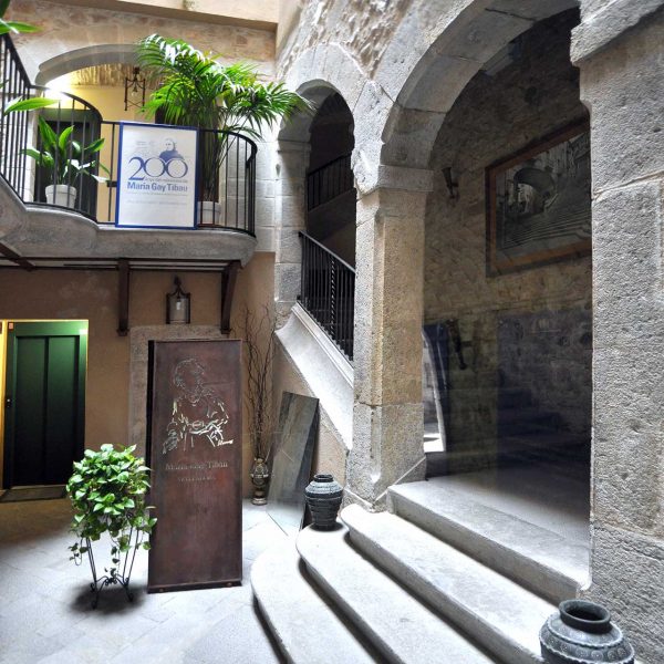 Girona.- Casa Sant Llorenç S. XIII a XVIII es la residència de les Germanes Maria Gay. Interior del pati amb una escala de pedra (2/2014)