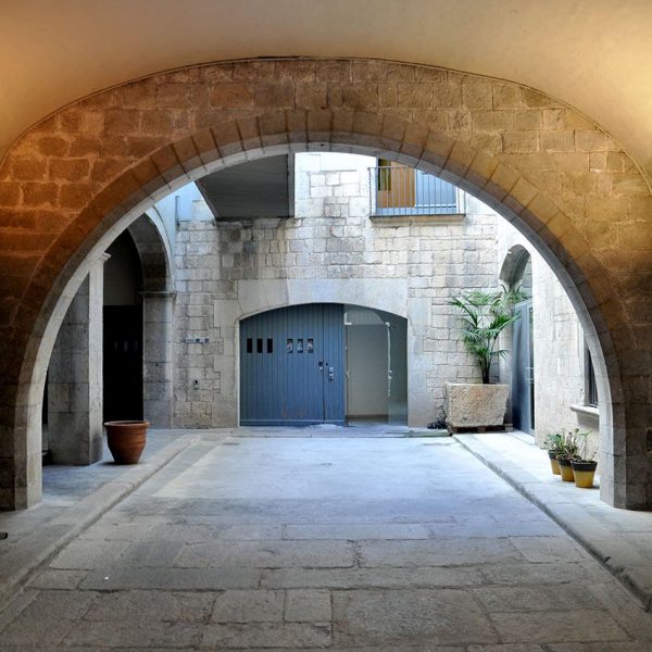 Girona.- Casa Solterra, obra popular dels S. XVII/XVIII. Pati interior a través d'una arcada que porta a l'escala de la planta noble (11/2013)