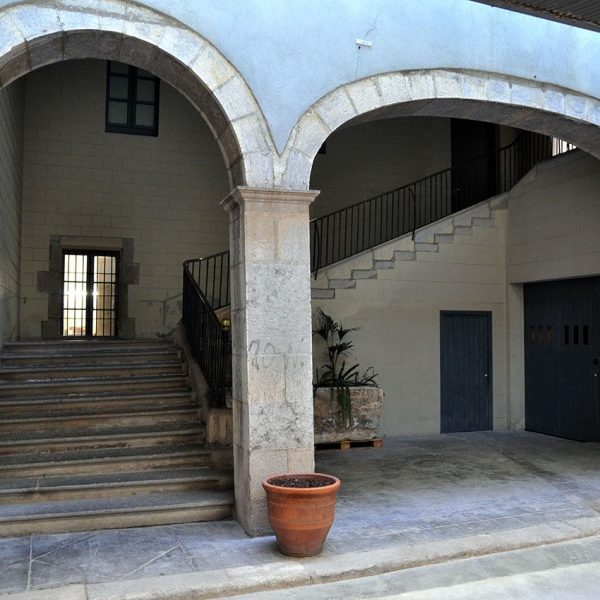 Girona.- Casa Solterra, obra popular dels S. XVII/XVIII. Pati interior amb l'escala que accedeix a la planta noble (11/2013)