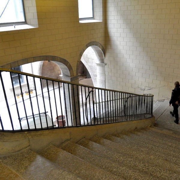 Girona.- Casa Solterra, obra popular dels S. XVII/XVIII. Pati interior amb l'escala que accedeix a la planta noble (12/2013)
