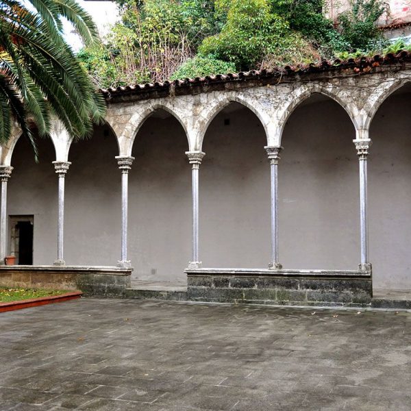 Girona.- Casa Solterra, obra popular dels S. XVII/XVIII. Pati amb les arcades de l'antic convent de Sant Francesc que va ser enderrocat (12/2013)