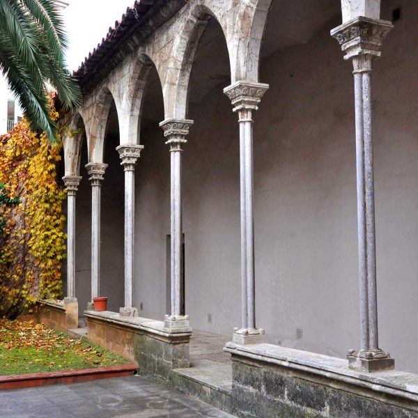 Girona.- Casa Solterra, obra popular dels S. XVII/XVIII. Pati amb les arcades de l'antic convent de Sant Francesc que va ser enderrocat (12/2013)