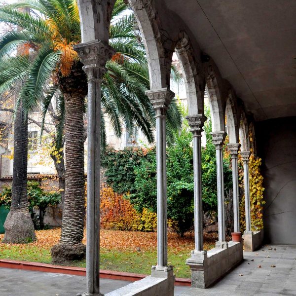 Girona.- Casa Solterra, obra popular dels S. XVII/XVIII. Pati amb les arcades de l'antic convent de Sant Francesc que va ser enderrocat (12/2013)