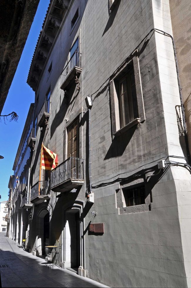 Girona.- Casino Gironí o Casa Ric Albareda, neoclàssica del S. XIX. Als anys 1923/1928 es va reformar ennoblint els salons i fent una gran sala de ball (3/2014)