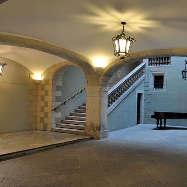 Girona.- Casino Gironí o Casa Ric Albareda, neoclàssica del S. XIX. Gran vestíbul parcialment cobert amb l'escala noble d'accés a les plantes (3/2014)