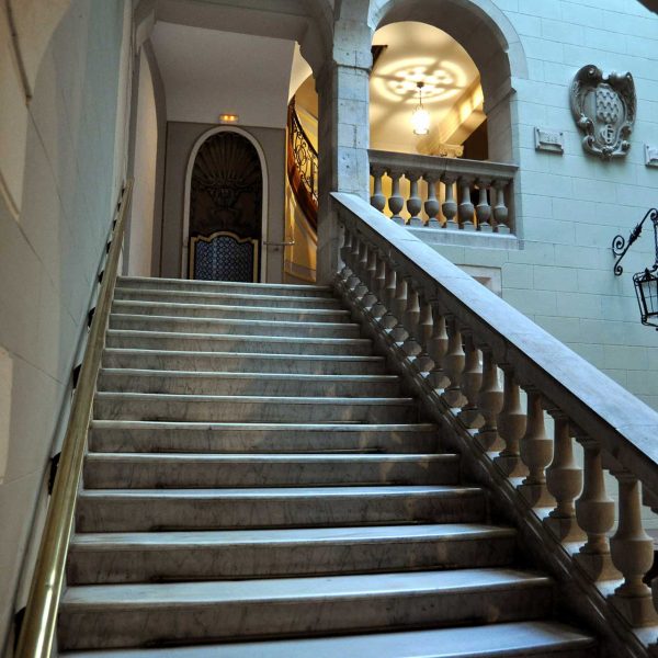 Girona.- Casino Gironí o Casa Ric Albareda, neoclàssica del S. XIX. Gran vestíbul parcialment cobert amb l'escala noble d'accés a les plantes (3/2014)