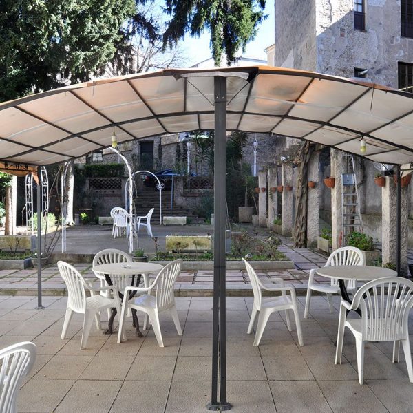 Girona.- Casino Gironí o Casa Ric Albareda, neoclàssica del S. XIX. Vista del pati interior al nivell del primer pis (3/2014)