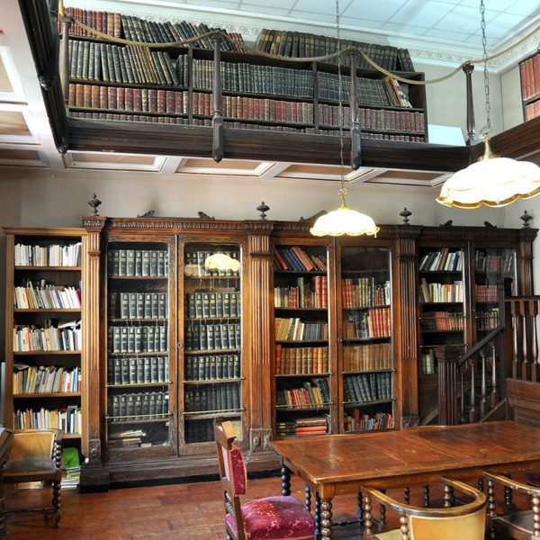 Girona.- Casino Gironí o Casa Ric Albareda, neoclàssica del S. XIX. Biblioteca del segon pis (3/2014)