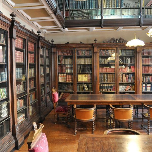 Girona.- Casino Gironí o Casa Ric Albareda, neoclàssica del S. XIX. Biblioteca del segon pis (3/2014)