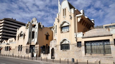 Girona.- Farinera Teixidó, modernista de l'any 1910. Està formada per dos cossos i servia com habitatge dels propietaris i per l'administració (2/2014)
