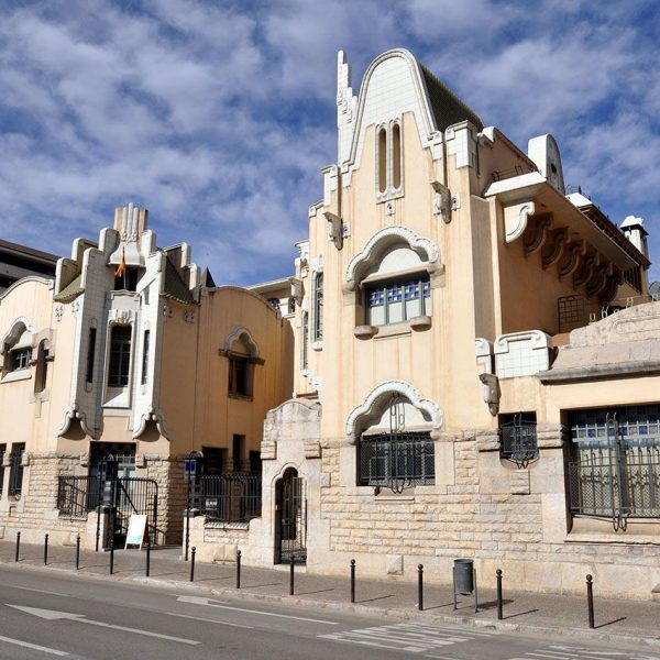 Girona.- Farinera Teixidó, modernista de l'any 1910. Està formada per dos cossos i servia com habitatge dels propietaris i per l'administració (2/2014)