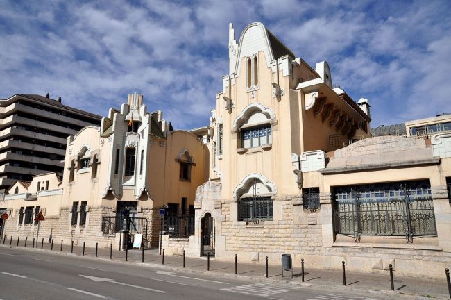Girona.- Farinera Teixidó, modernista de l'any 1910. Està formada per dos cossos i servia com habitatge dels propietaris i per l'administració (2/2014)