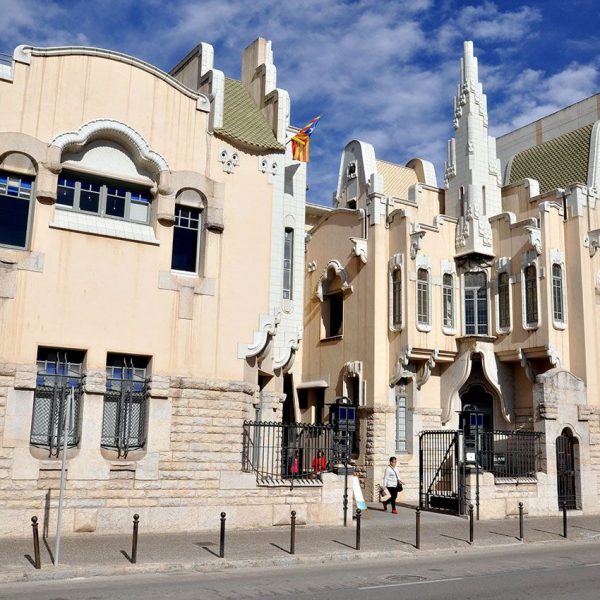 Girona.- Farinera Teixidó, modernista de l'any 1910. Està formada per dos cossos i servia com habitatge dels propietaris i per l'administració (2/2014)