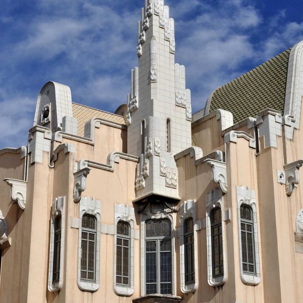 Girona.- Farinera Teixidó, modernista de l'any 1910. Les finestres i remats de l'edifici estan ornamentats amb ceràmica vidriada blanca (2/2014)