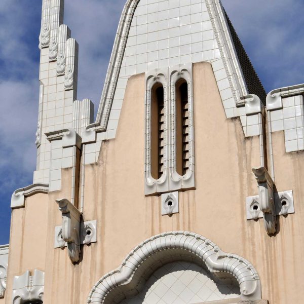 Girona.- Farinera Teixidó, modernista de l'any 1910. Les finestres i remats de l'edifici estan ornamentats amb ceràmica vidriada blanca (2/2014)