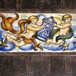 Girona.- Farmàcia Plana, d'estil noucentista. Vista d'uns plafons ceràmics decorats amb angelets realitzat per Joan Vives (11/2013)