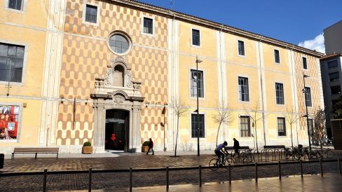 Girona.- Antic Hospici (Casa de Cultura Tomàs de Lorenzana) d'estil academicista (1776/1786). De sobria planta quadrangular només destaca la porta (2/2014)